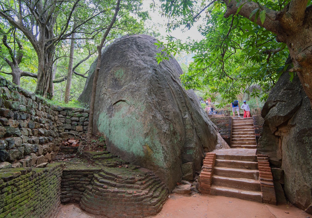 Sigiriya Tours - Tours in Sigiriya Rock Fortress - Tours in Sigiriya  Sri Lanka - Climb sigiriya Rock - Sigiriya Rock Fortress - Sigiriya Lion rock - Sigiriya paintings - Tours for Climbing Sigiriya Rock