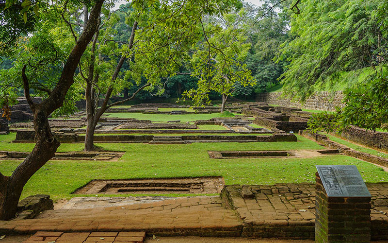 Sigiriya Tours - Tours in Sigiriya Rock Fortress - Tours in Sigiriya  Sri Lanka - Climb sigiriya Rock - Sigiriya Rock Fortress - Sigiriya Lion rock - Sigiriya paintings - Tours for Climbing Sigiriya Rock