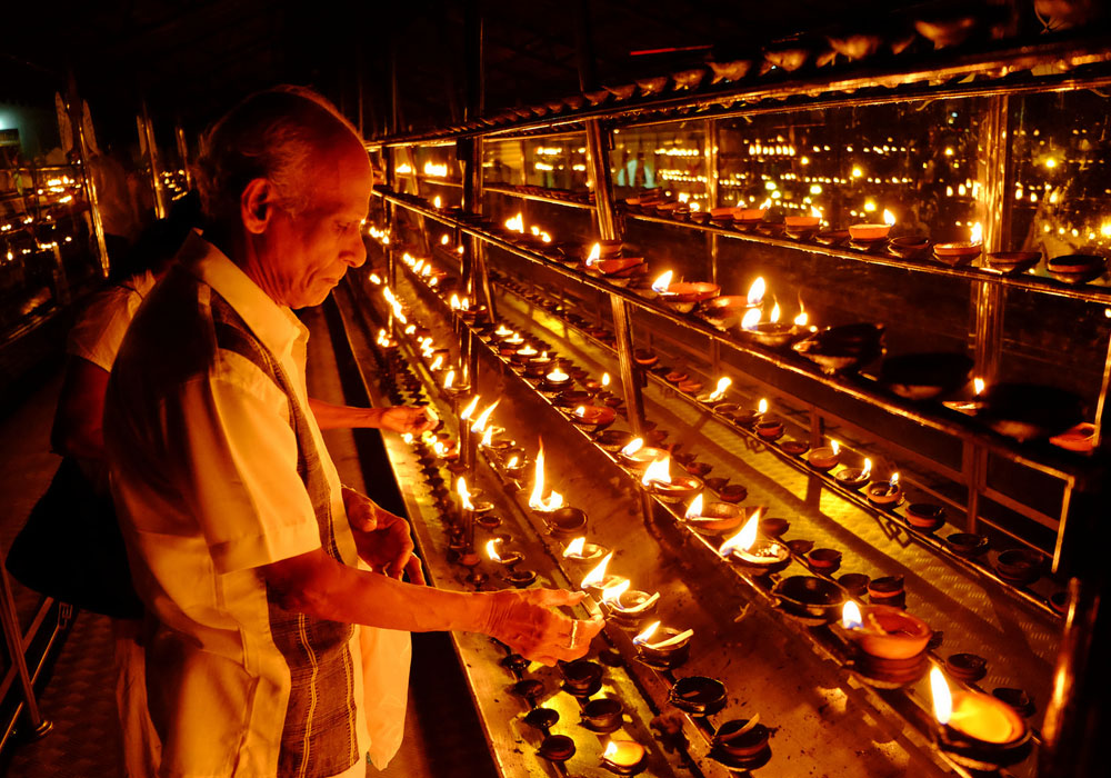 Experiencing a visit to the Temple of the Tooth - Visit Temple of the Sacred Tooth Relic on your trip to Kandy - Temple of the tooth relic, Kandy - Kandy Day Tours - Cultural Trips in Kandy Sri Lanka - Sri Lanka Cultural Trips - Experiences in Kandy