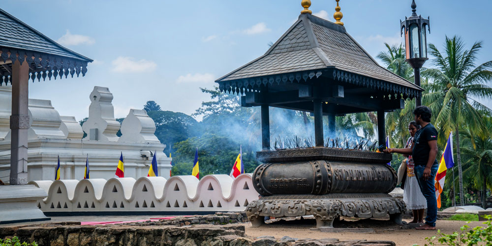 Experiencing a visit to the Temple of the Tooth - Visit Temple of the Sacred Tooth Relic on your trip to Kandy - Temple of the tooth relic, Kandy - Kandy Day Tours - Cultural Trips in Kandy Sri Lanka - Sri Lanka Cultural Trips - Experiences in Kandy