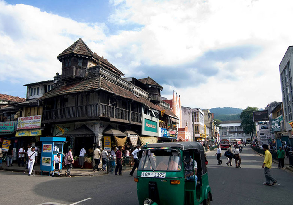Kandy City Tour -  City Tours in Kandy, Sri Lanka - Explore Kandy town with a lady guide, Sri Lanka - Things to do in Kandy, Experiences in Kandy - Kandy Tours - Cultural Tours in Kandy