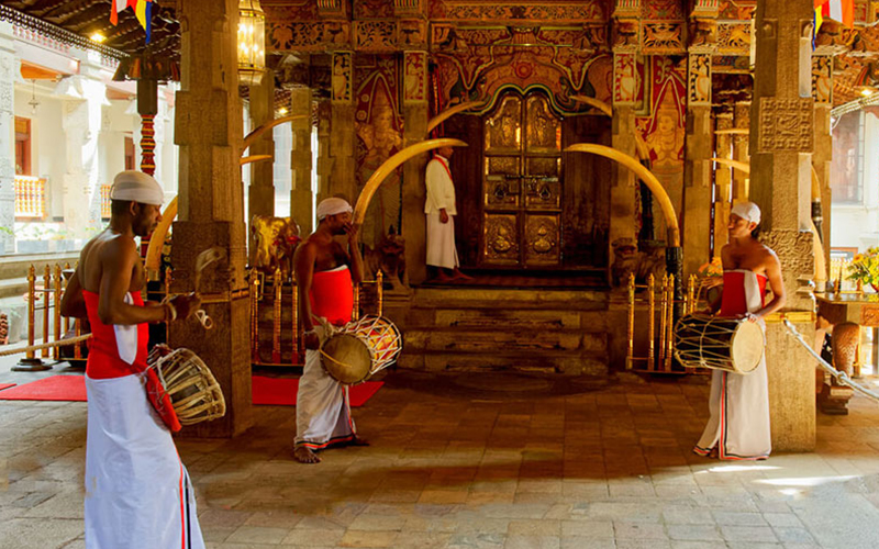 Kandy City Tour -  City Tours in Kandy, Sri Lanka - Explore Kandy town with a lady guide, Sri Lanka - Things to do in Kandy, Experiences in Kandy - Kandy Tours - Cultural Tours in Kandy